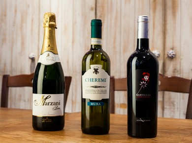 リストにはサルデーニャ島内のワインを地区別に表示