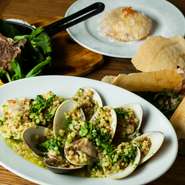 名産パスタ「フレーグラ」をはじめ、羊肉や馬肉を使った多彩なセコンド、カラスミをアクセントにした前菜など、料理はいずれも直球のサルデーニャ料理。定番のほか、旬食材を使ったその日のおすすめも登場します。