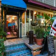 島内の湿地帯に生息するピンクフラミンゴをあしらったエントランスを抜けると、そこはサルデーニャの雰囲気。キッチン前にはスタンディングバールも設けており、ひとりでも気軽に立ち寄れます。