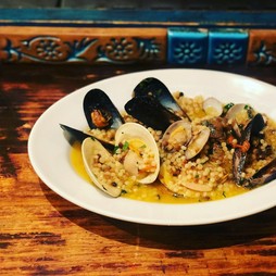 タロス名物　新鮮貝類のフレーグラ