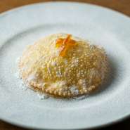 ペコリーノチーズをパイ生地で包んだ伝統的な揚げ菓子。オレンジの花のハチミツをかけて食べます。砂糖、バター不使用