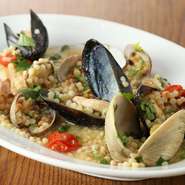 フレーグラはサルデーニャを代表するパスタ。季節によりアサリやムール貝などの貝類を使用し、味を整える塩や胡椒などの調味料以外は、貝類のダシのみで味付けします。パスタの中に貝の旨みが凝縮した逸品です。 