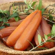 ボラやマグロの卵巣からつくるボッタルガは、サルデーニャ料理に必要不可欠。サルデーニャ産のボッタルガは塩分が強いので、塩を加える代わりに使用するなど料理全体の味のアクセントとして活用しています。 