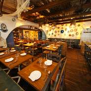 フロアは賑やかに食事を楽しむゲストの笑顔で満ち、気軽に過ごせる雰囲気づくりは、オーナーシェフ馬場氏がサルデーニャで体験した空気感そのもの。現在、長寿の島サルデーニャならではのメニューも開発中です。