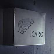 ビルの4階にあるため、街の喧騒を離れた落ち着いた雰囲気。店名はギリシャ神話に登場する「イカロス」から。ロゴもイカロスに因んで羽根がモチーフになっています。