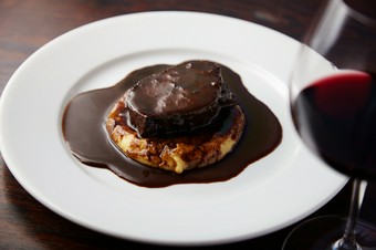 パプリカの風味が決め手の『和牛ホホ肉のグーラッシュ』