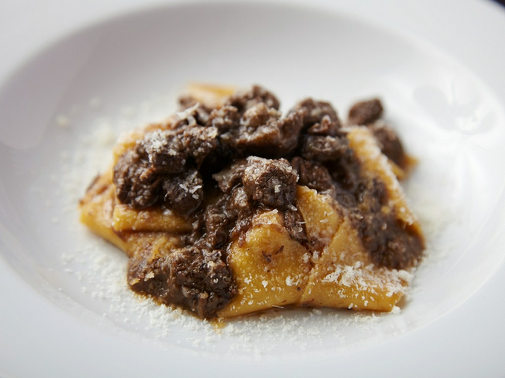 ほろりと柔らかい『パッパルデッレ　エゾ鹿の煮込みソース』