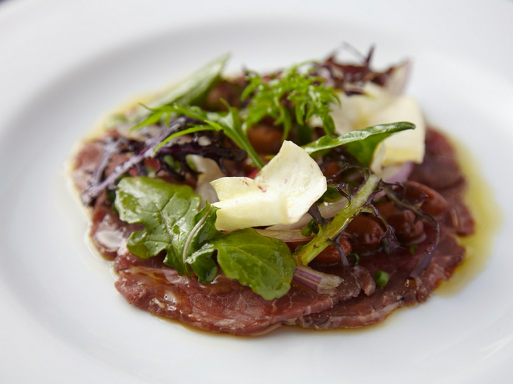 旨みを凝縮した『長野産ジャージー牛のモモ肉マリネ南チロル風』