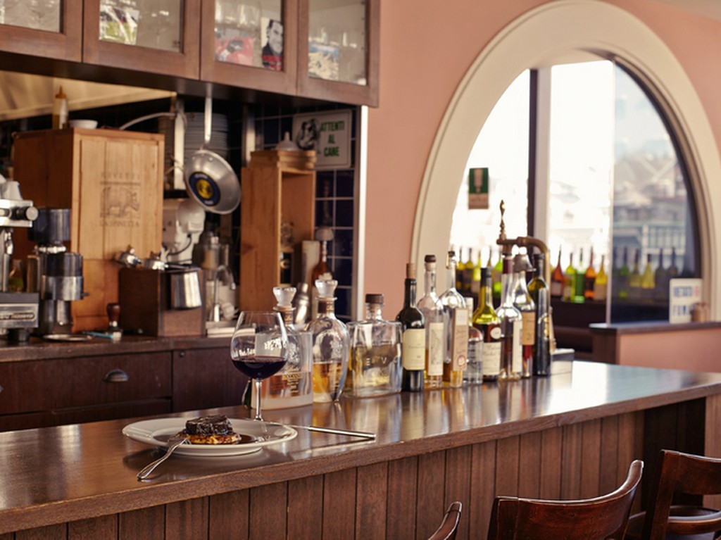 厨房を望むカウンターもおすすめ