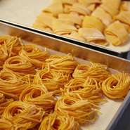 手打ち生パスタは、シェフが最もこだわるメニュー。独特の柔らか食感と滑らかな舌触りが楽しめます。