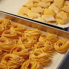 食感と粉の風味が自慢の手打ち生パスタ
