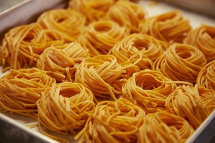 卵黄で旨みと柔らかさを演出する自家製「手打ちパスタ」