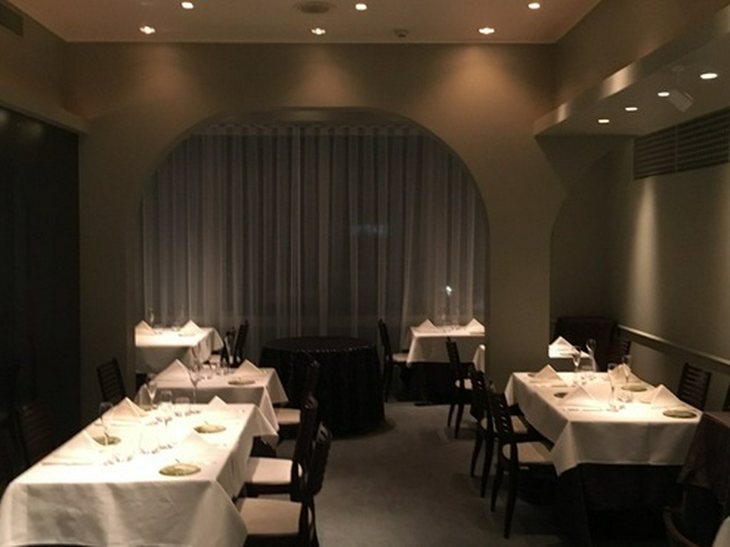 窓の外は、一面の桜！桜の名所・目黒川沿いの2階のリストランテ