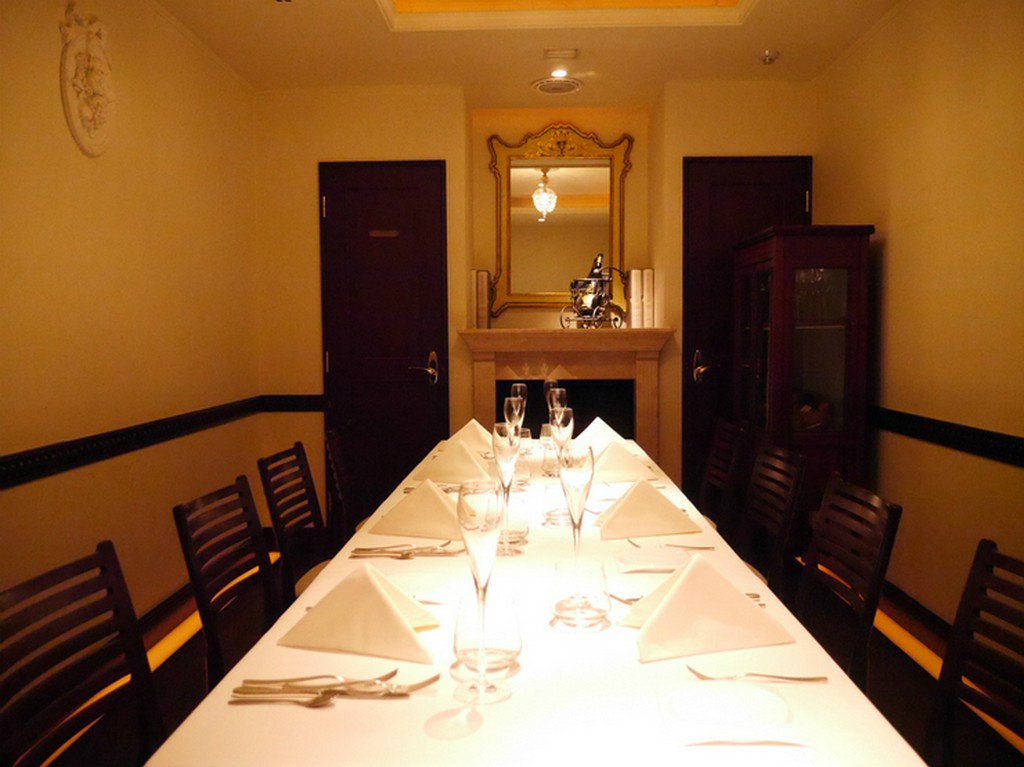 イタリア製暖炉が置かれた大人の雰囲気の個室も備わっています。