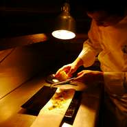 基礎として学んだイタリアの郷土料理をベースに、自分らしさを加えた新しい味を作り上げるべく日夜努力を欠かしません。日本のイタリア料理を次のステップに押し上げることが岡野シェフの目標です。