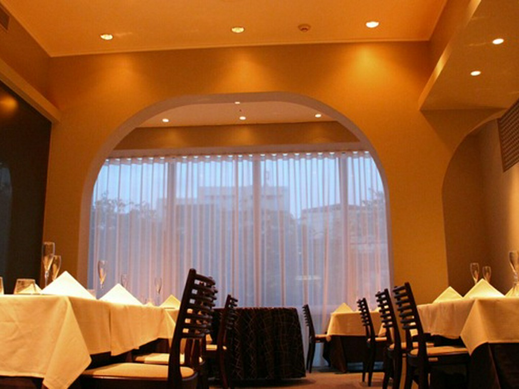 イタリア製家具や食器に囲まれて、食事を楽しめます