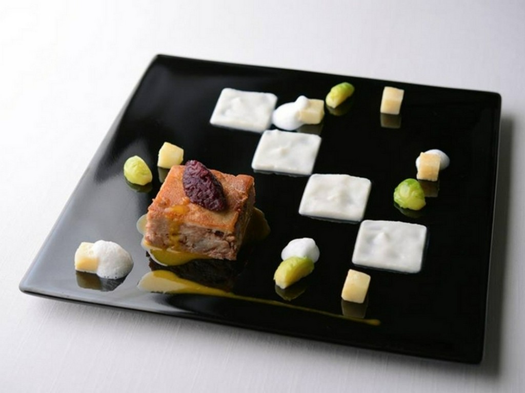 食卓に喜び（ジョイア）を呼ぶ料理の数々、フィオリータをベースに皿数を削った7品のコースです。
