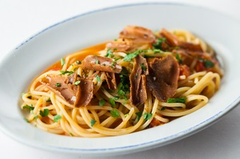 『シチリア産マグロのカラスミとミニトマトのスパゲットーニ』