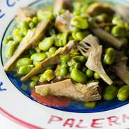 グリーンピースとそら豆、アーティチョークを軽くブロードで煮込んだ春先に味わうシチリア伝統料理。