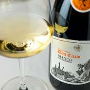 2013年より、ハウスワインはシチリアのワイナリーで作るオリジナルの『ドンチッチョ ビアンコ』に。