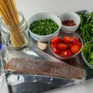 マグロのボッタルガ（カラスミ）は、マグロ漁が盛んなシチリア島の伝統食品。シチリア産のボッタルガは塩分がやや強く、深いコクが特徴です。主にパスタや前菜に取り入れています。