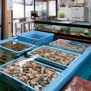 大きな水槽には、毎日多くの魚介類が入っています。あれもこれもと色々食べたい方には『大漁セット』がおすすめ。また「はまぐり」や「あわび」など、単品での注文もぜひ。浜焼きを、とことん堪能できます。