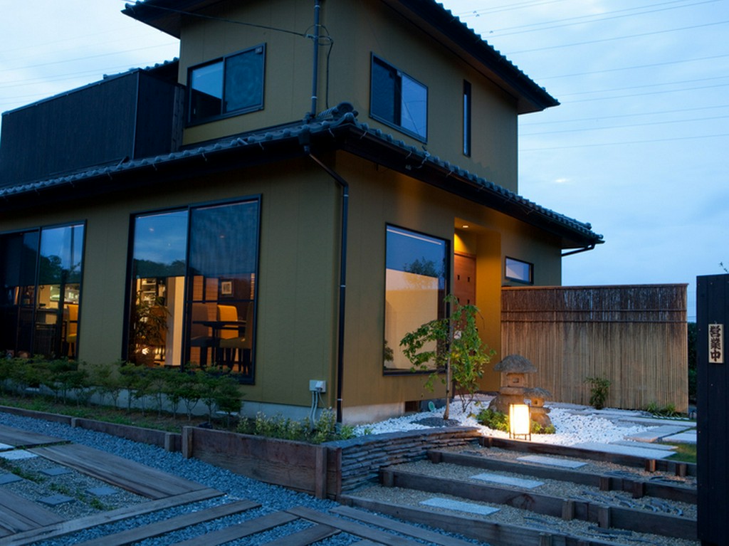 店内から望むつくり立ての和風の庭は、店と共に成長していきます