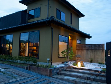 店内から望むつくり立ての和風の庭は、店と共に成長していきます