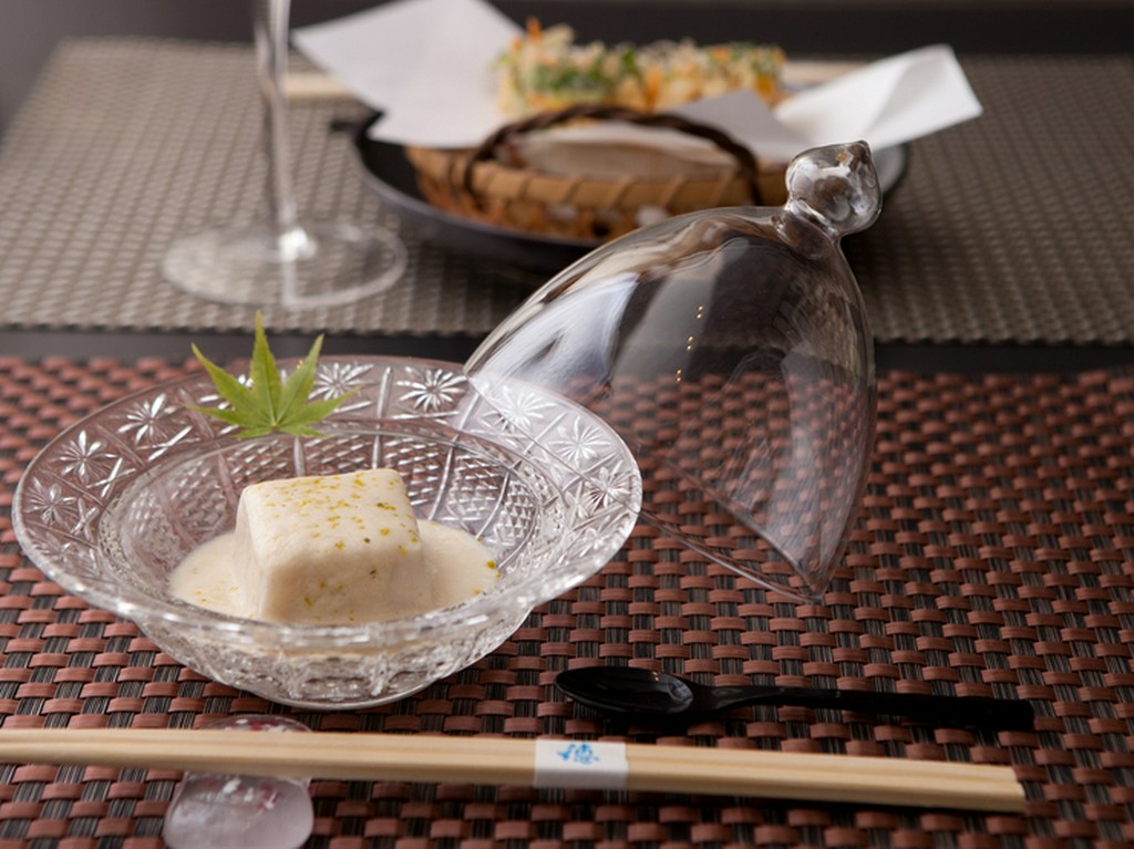 器やテーブルセットにも美しさを取入れ、目でも楽しめる演出を