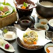 先付・前菜四種・強肴・小鍋・揚げ物・食事・香の物・デザート『小鍋料理は牛肉朴葉焼きになります。』【鶏肉、豚肉、魚、に変更可能です】
