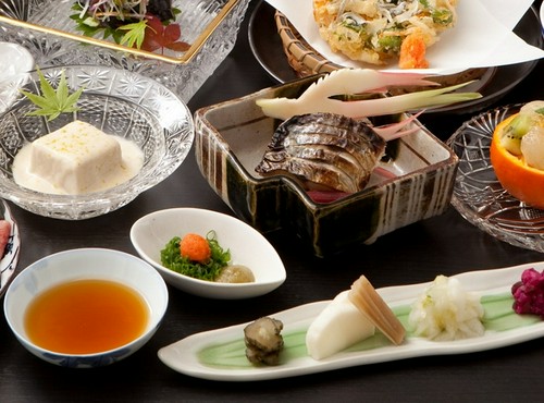 季節を感じるツバメやカエルなどの飾り切りでお洒落な演出