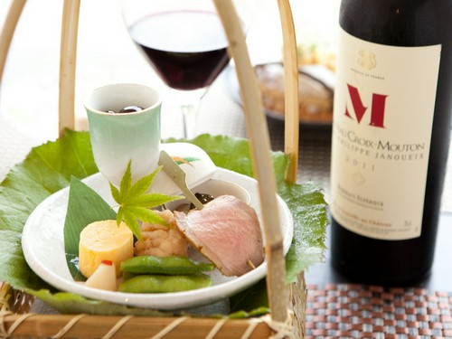 日本酒は『初日の出』ワインも料理に合わせたこだわりのセレクト