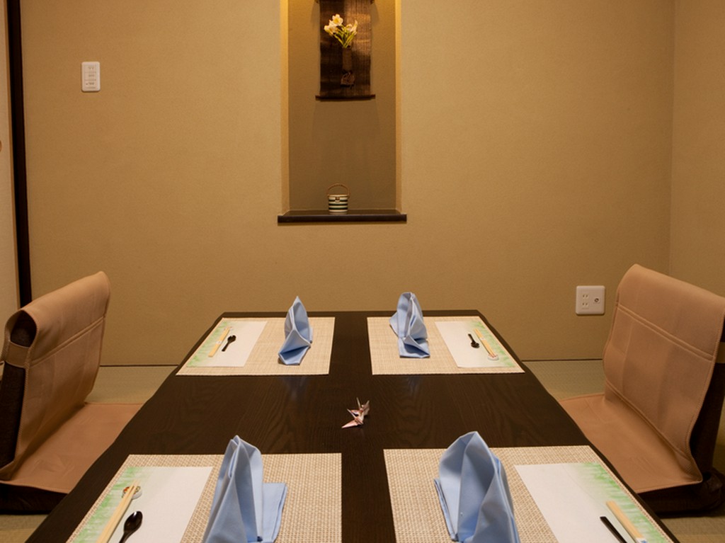 店内は14名様まで利用可能。慶事や仏事など貸切もできます