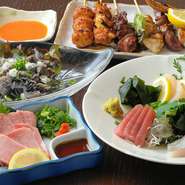 【弦寿丸】では、新鮮な牛・鶏・魚を使った料理を中心に提供しています。鮮度の良い肉を使ったスタミナのつく料理などもメニューに並び、手頃なお値段で味わうことができます。