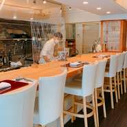 広々としたカウンター席