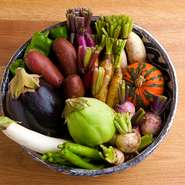 中田シェフがこだわる、三島の農園野菜。かつて修業をしていた、【オーベルジュ・オー・ミラドー】時代から付き合いのある農園の畑で、時には農作業を手伝いながら育て、収穫した旬の野菜で料理をつくります。