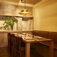 西郷山公園の麓の洞窟をイメージした空間にデンマークの椅子、オーダーメードのテーブルをご用意。
4～6名様のご利用は個室料金は無料　3名様以下で個室をご利用の場合個室料5,000円（税別）を頂戴します　