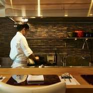 フレンチで腕を磨いた後、和食の世界でも修業を重ね、双方の良いところを自然に取り入れた料理をつくる中田シェフ。目の前でダイレクトにお客様の反応を感じたいと、敢えてキッチンもオープンにしています。