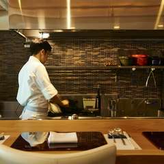 オープンキッチンで提供する、和仏融合の新感覚料理　