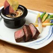 和牛イチボのロティに農園野菜を添え、フルム・ダンベールなど4種のチーズを使ったチーズフォンデュ。