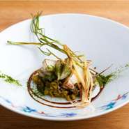 アワビの食感と青のりの風味が磯の香を運ぶリゾット。アワビの肝ソースが上品な味わいを醸します。