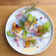 酒粕で漬けることで、フォアグラ特有のしつこさを緩和した、テリーヌに近い味。三島の農園野菜を添えて。