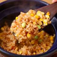 自家製のXO醤が旨みのアクセントになった土鍋ご飯。ほっこりとした味わいを楽しむことができます。