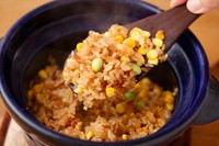 自家製のXO醤が旨みのアクセントになった土鍋ご飯。ほっこりとした味わいを楽しむことができます。