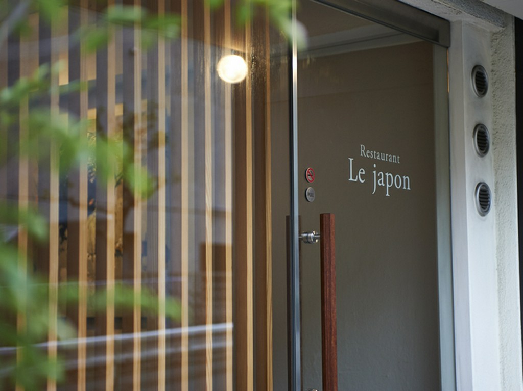 ガラス張りのおしゃれな外観