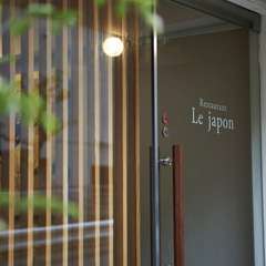 ガラス張りのおしゃれな外観