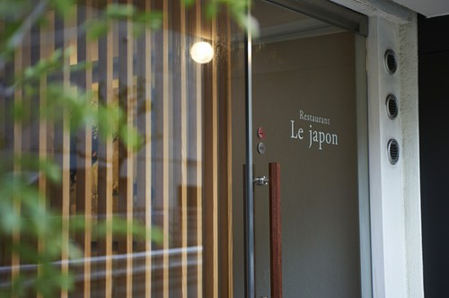 ガラス張りのおしゃれな外観