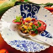 ※ご予約時にヴィーガン指定をしていただくと動物性の食材を使用せず、出汁を含め野菜や海藻を含めた植物性の食材のみで展開する、ヴィーガンコースにも対応しています。

※ベジタリアンコースにはかつおだしなどを使用する場合がございます。

※コーヒーはデカフェもご用意しております