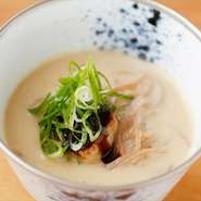 焼きナスをすりつぶし、白みそと柚子胡椒を加えた汁に、コシヒカリの玄米を使った麺を合わせ、ポワレしたフォアグラをのせてバルサミコソースをかけた和洋坦々麺。日本人の身体を考えて生み出しされた逸品です。