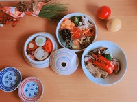 今年は1万円相当の有田焼円形お重と化粧箱付きをご用意できました!
サイズ:直径15.5cm 高さ15.5cm
日本の旬や季節感を味わえるお料理を少しずつ小さなお重箱に詰めました。